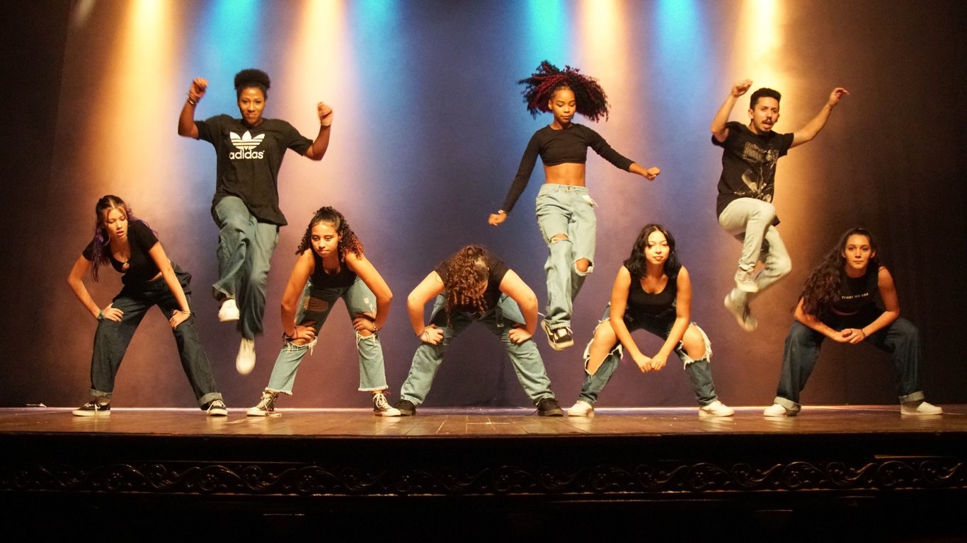 Ensaio teatral com aquecimento vocal sob luz cênica