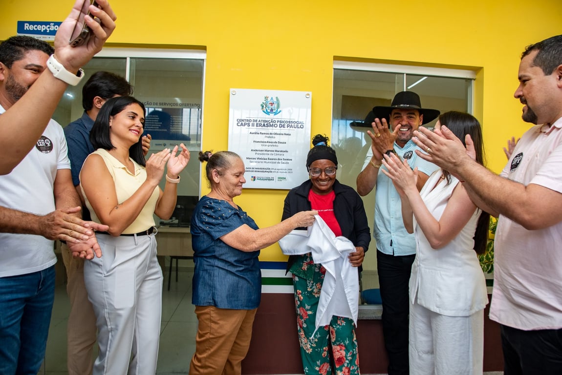 Profissional de saúde atendendo usuária em unidade pública, de forma ilustrativa