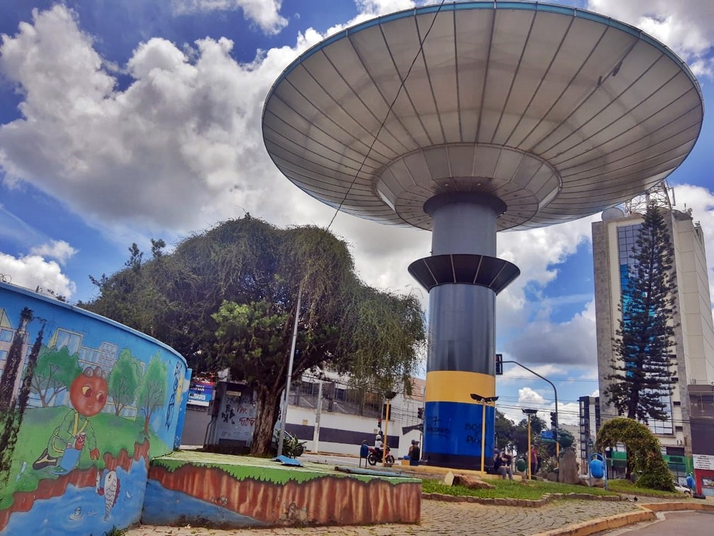 Praça do ET em Varginha vista em dia ensolarado, monumento em formato de disco sobre colunas