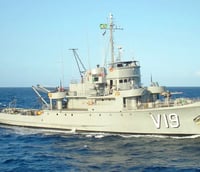 Navio-patrulha da Marinha do Brasil em navegação com céu limpo, visto de perfil