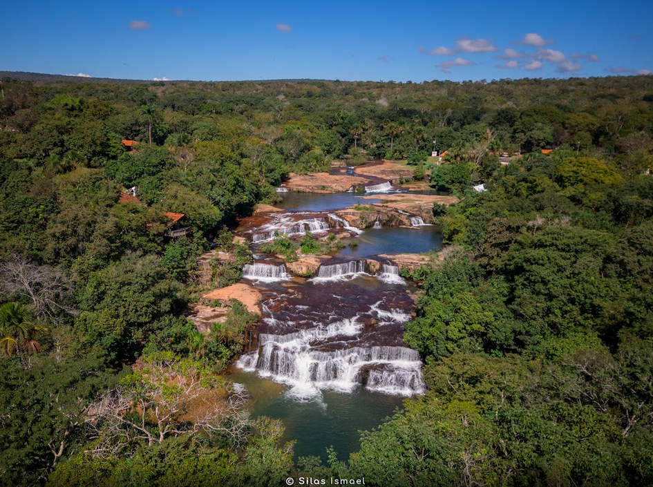 Paisagem de Rio Verde de Mato Grosso com cachoeiras e vegetação densa