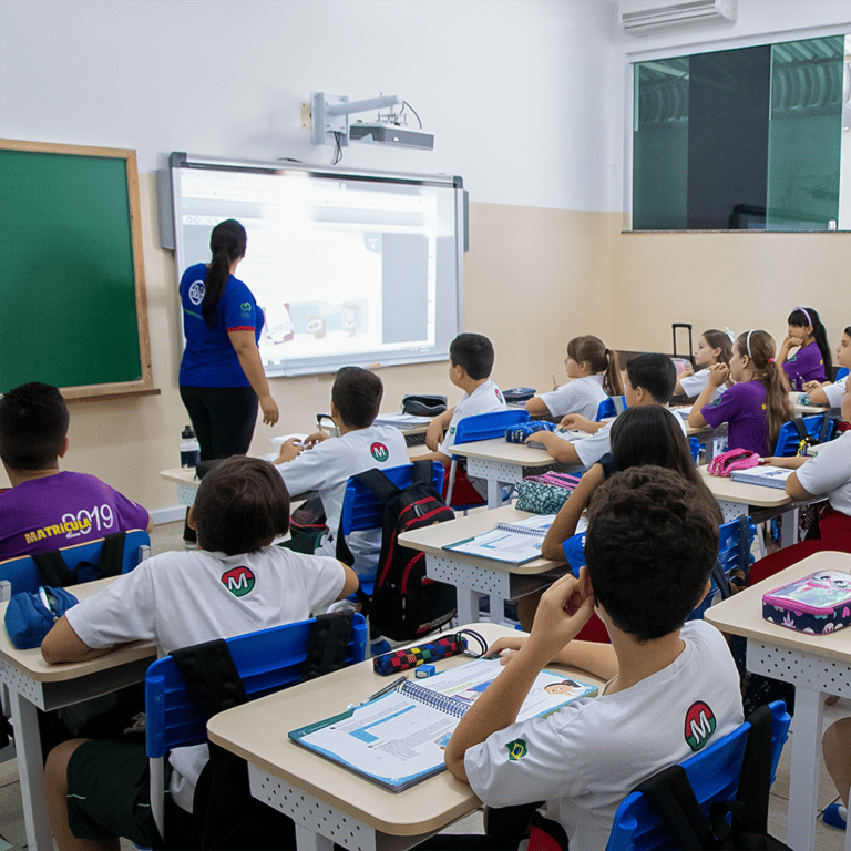 Ambiente acadêmico com sala de aula moderna e interação entre docente e estudantes