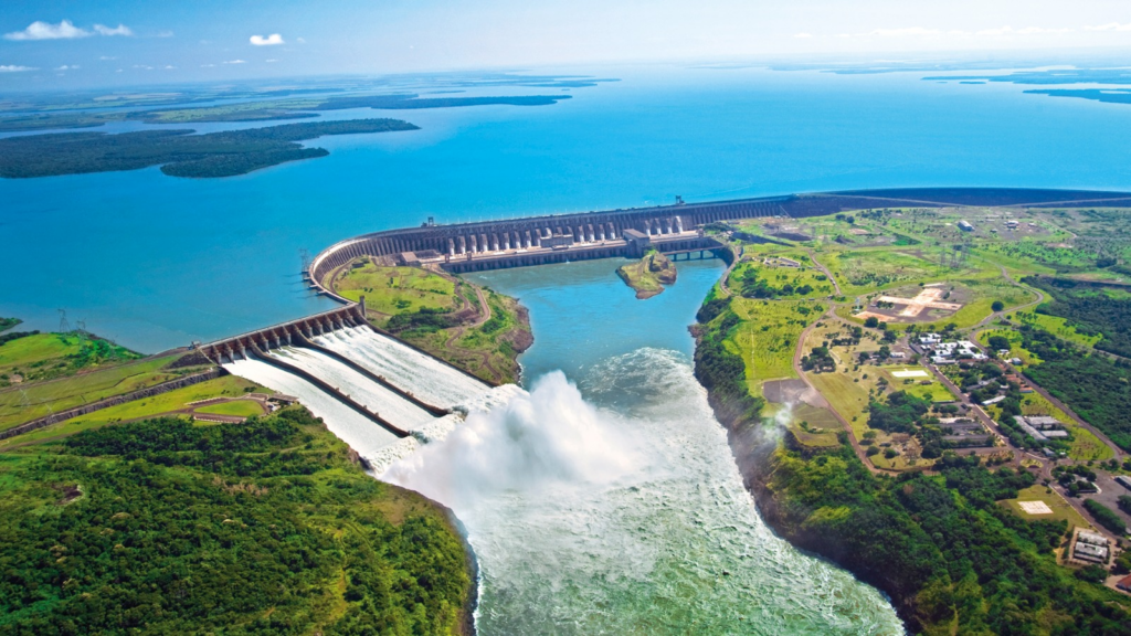 Parque Nacional do Iguaçu, passarelas e queda d’água ao fundo