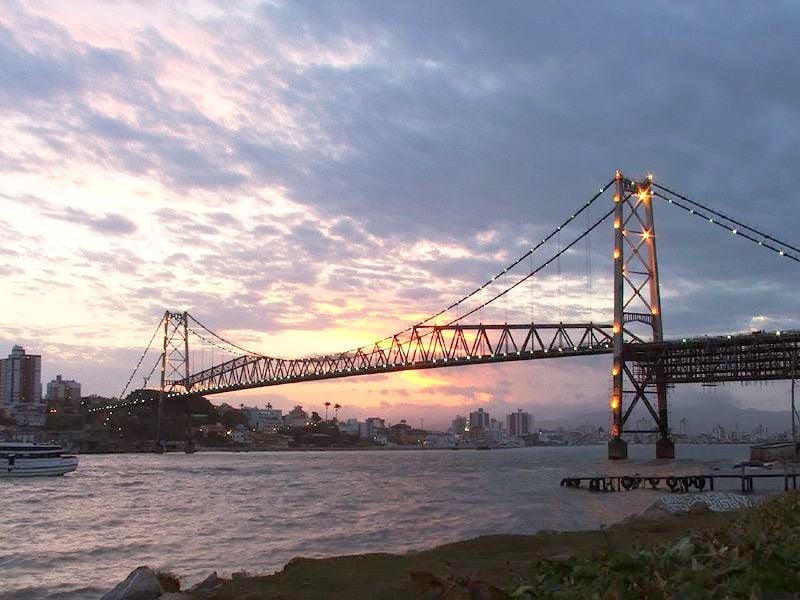 Ponte Hercílio Luz ao entardecer, cartão‑postal de Florianópolis SC