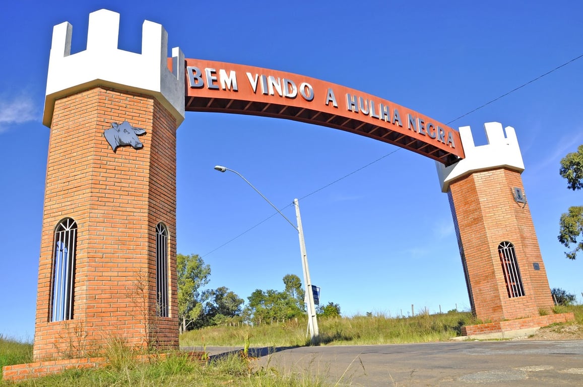 Portal de entrada de Hulha Negra RS, com paisagem do Pampa ao fundo