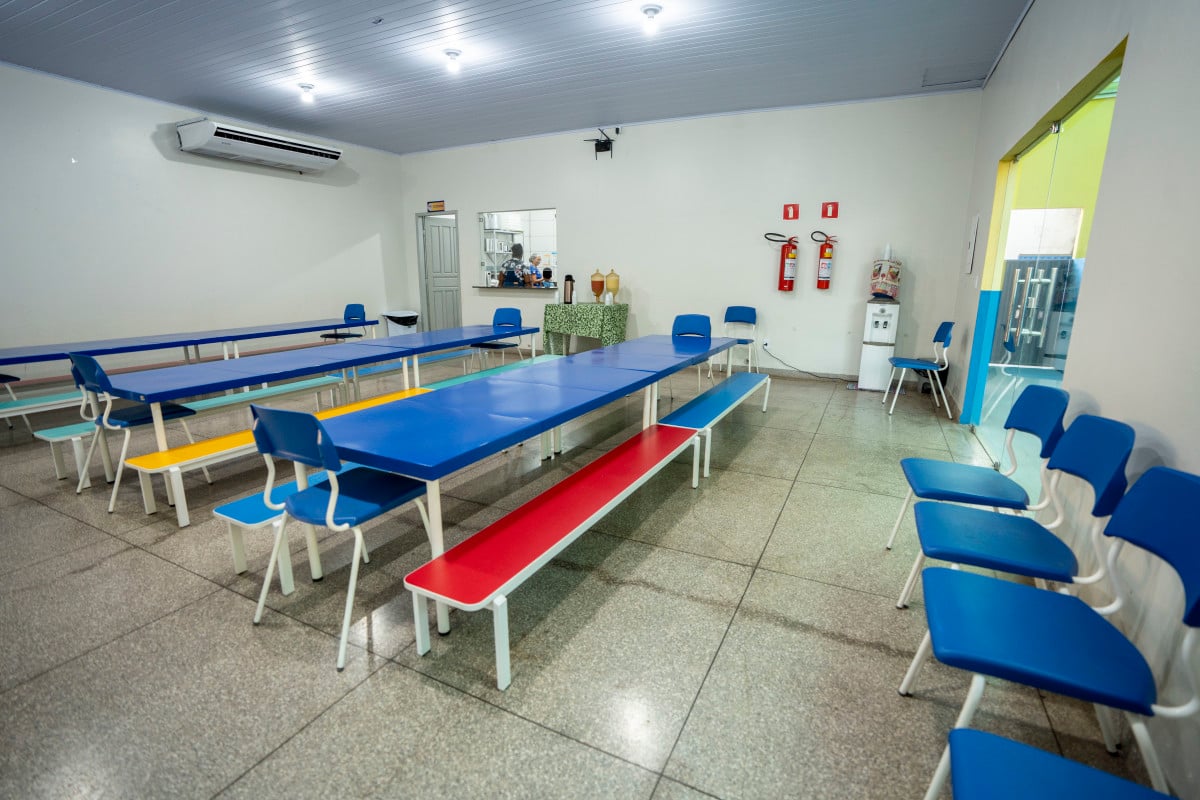 Sala de aula em escola pública com carteiras em fileiras e iluminação natural, contexto de rede estadual de Rondônia