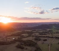 Paisagem de Caracol MS e entorno da Serra da Bodoquena ao entardecer.