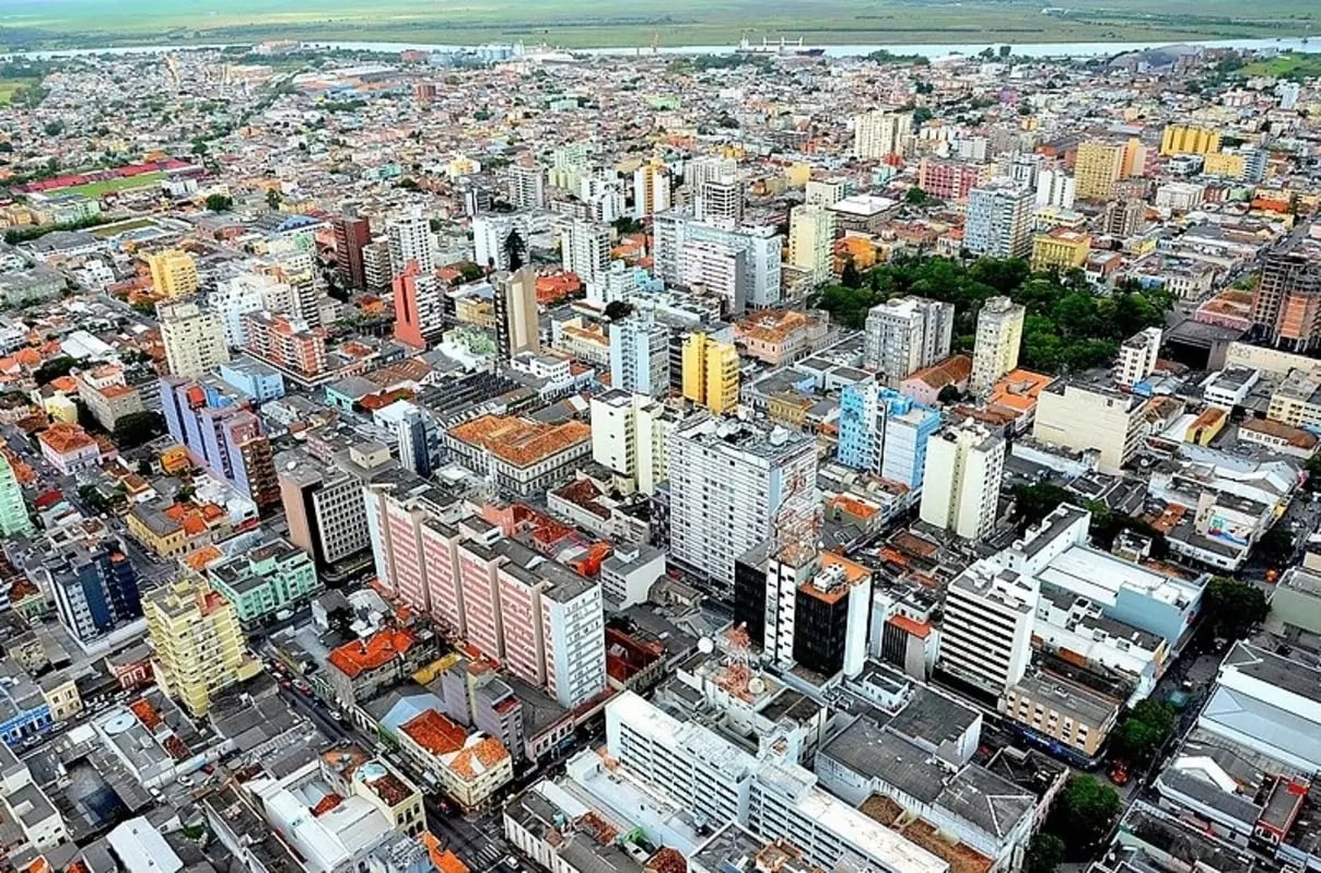 Vista urbana com áreas verdes em Capão do Leão RS, céu aberto