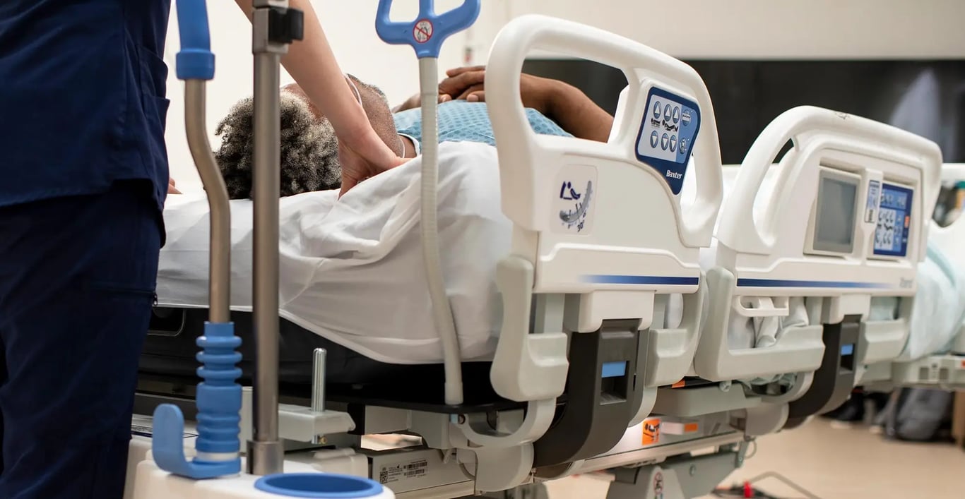 Equipe em UTI adulta, com monitores e ventiladores