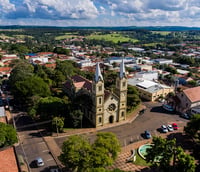 Vista aérea de Rinópolis SP, com área urbana e entorno agrícola.