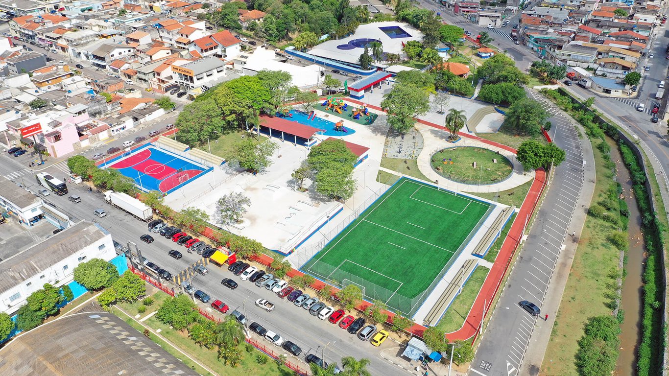 Vista urbana de Cajamar, SP, com áreas verdes e prédios públicos ao fundo