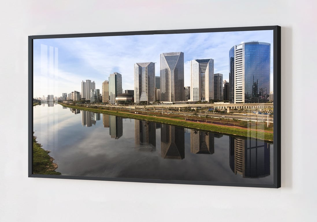 Skyline de São Paulo ao entardecer com o Rio Pinheiros