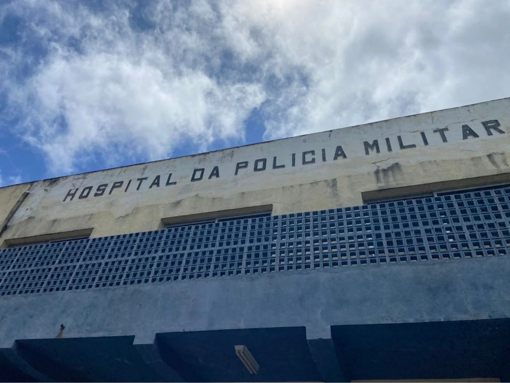 Ambiente administrativo hospitalar moderno, com recepção e corredor