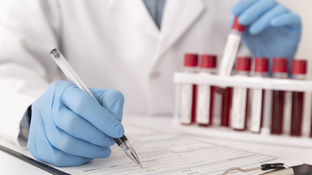 Ambiente de pesquisa clínica, com profissional manuseando amostras e formulários