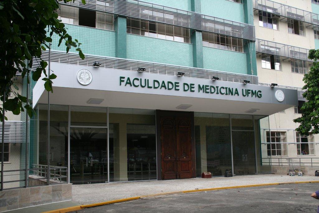 Fachada da Faculdade de Medicina da UFMG, no Campus Saúde, em Belo Horizonte, em dia claro