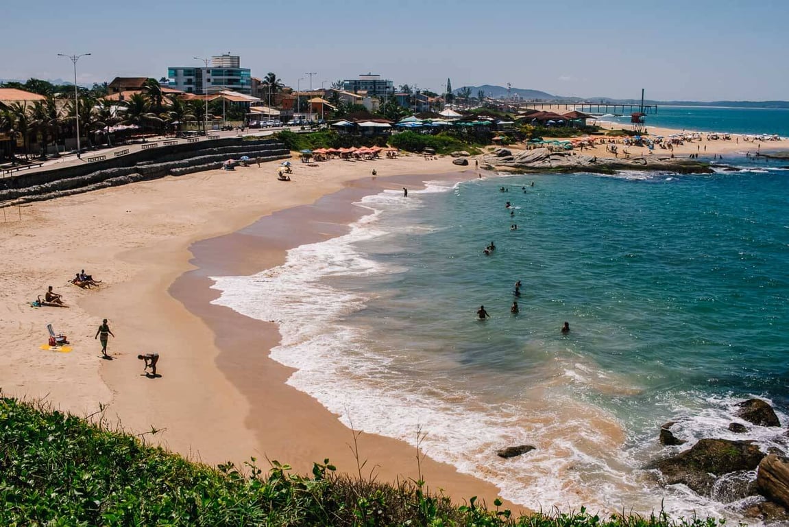Orla de Rio das Ostras RJ, com praia e calçadão, cidade que sedia o campus da UFF (PURO).