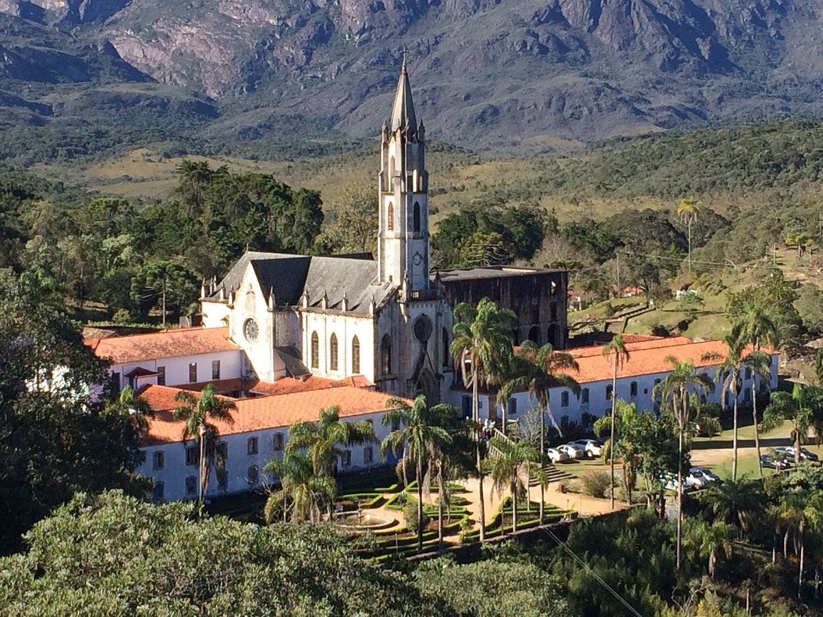 Vista panorâmica de Catas Altas com a Serra do Caraça ao fundo