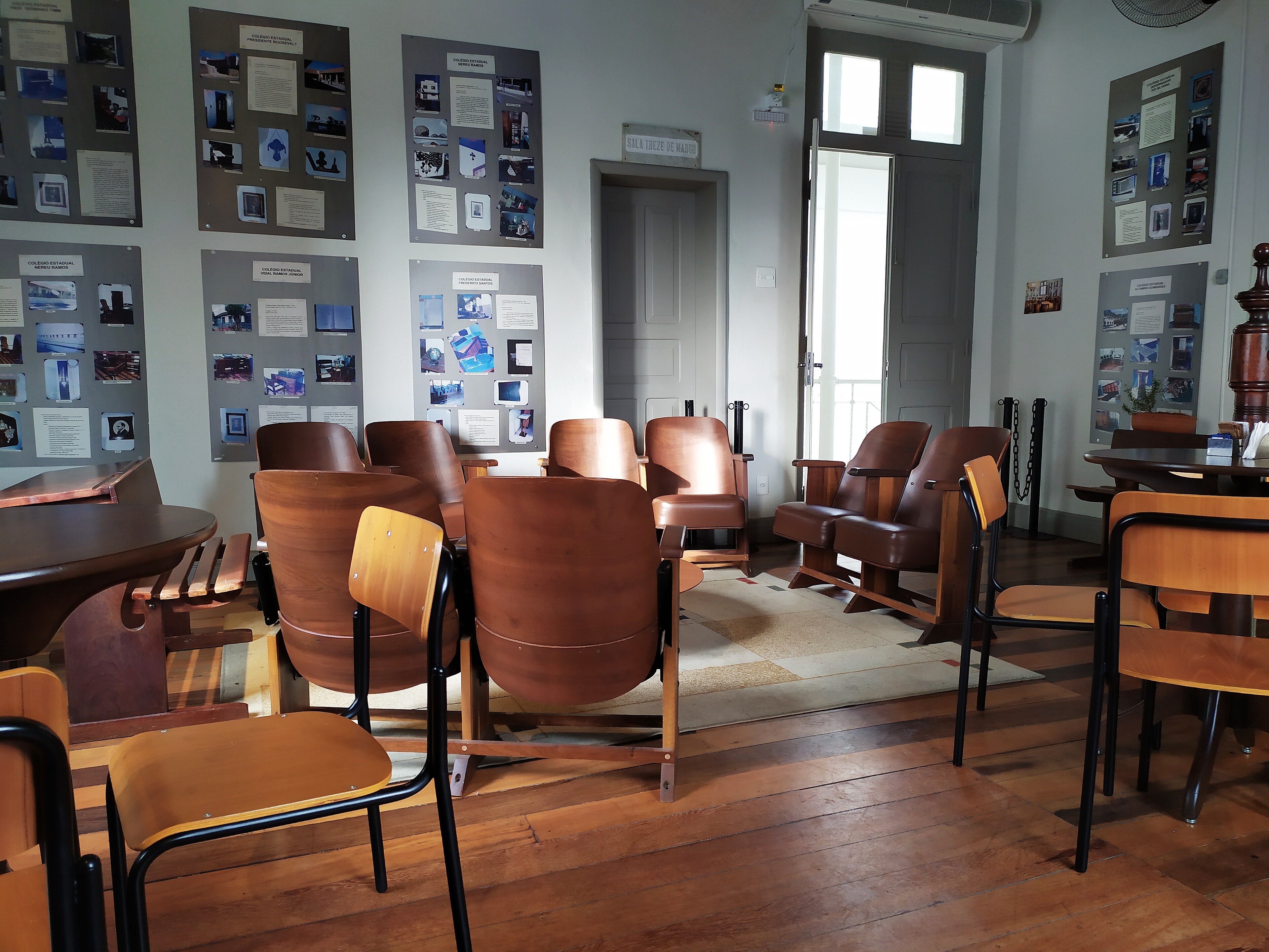 Ambiente escolar público no Brasil, ilustrativo