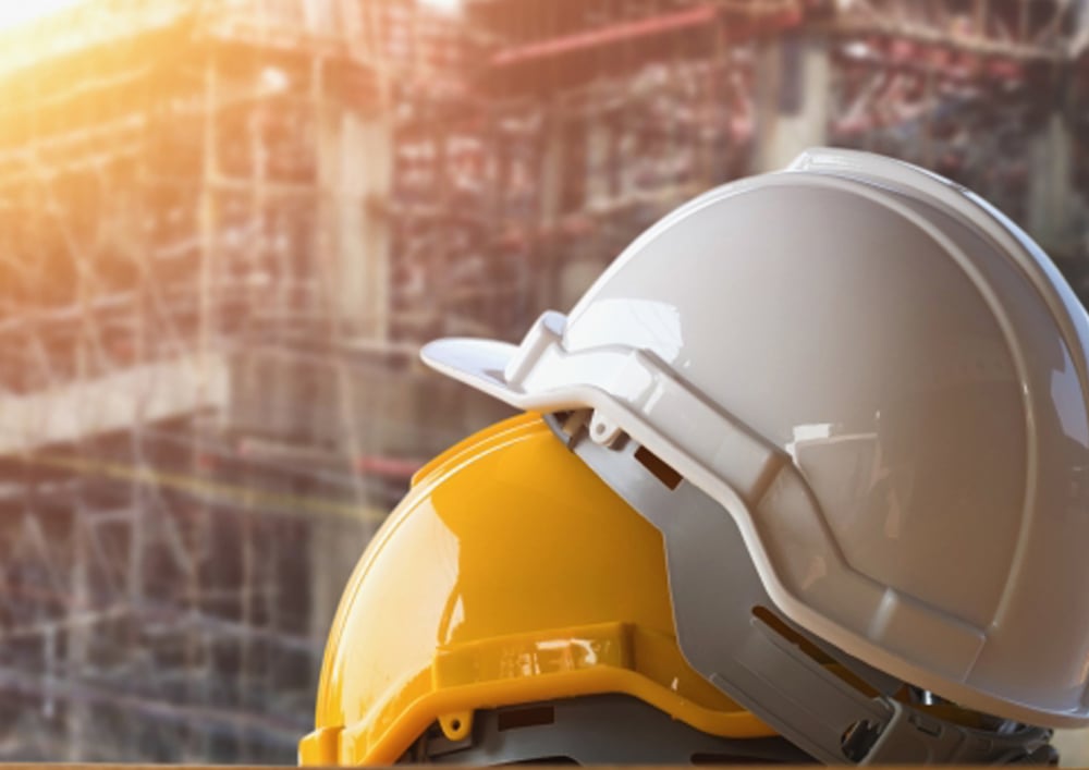 Profissional geólogo em trabalho de campo em região costeira