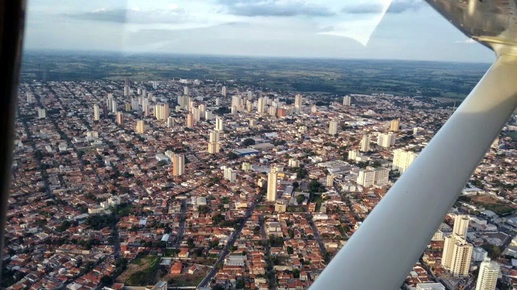 Vista urbana de Presidente Prudente SP ao entardecer, com skyline e edifícios residenciais