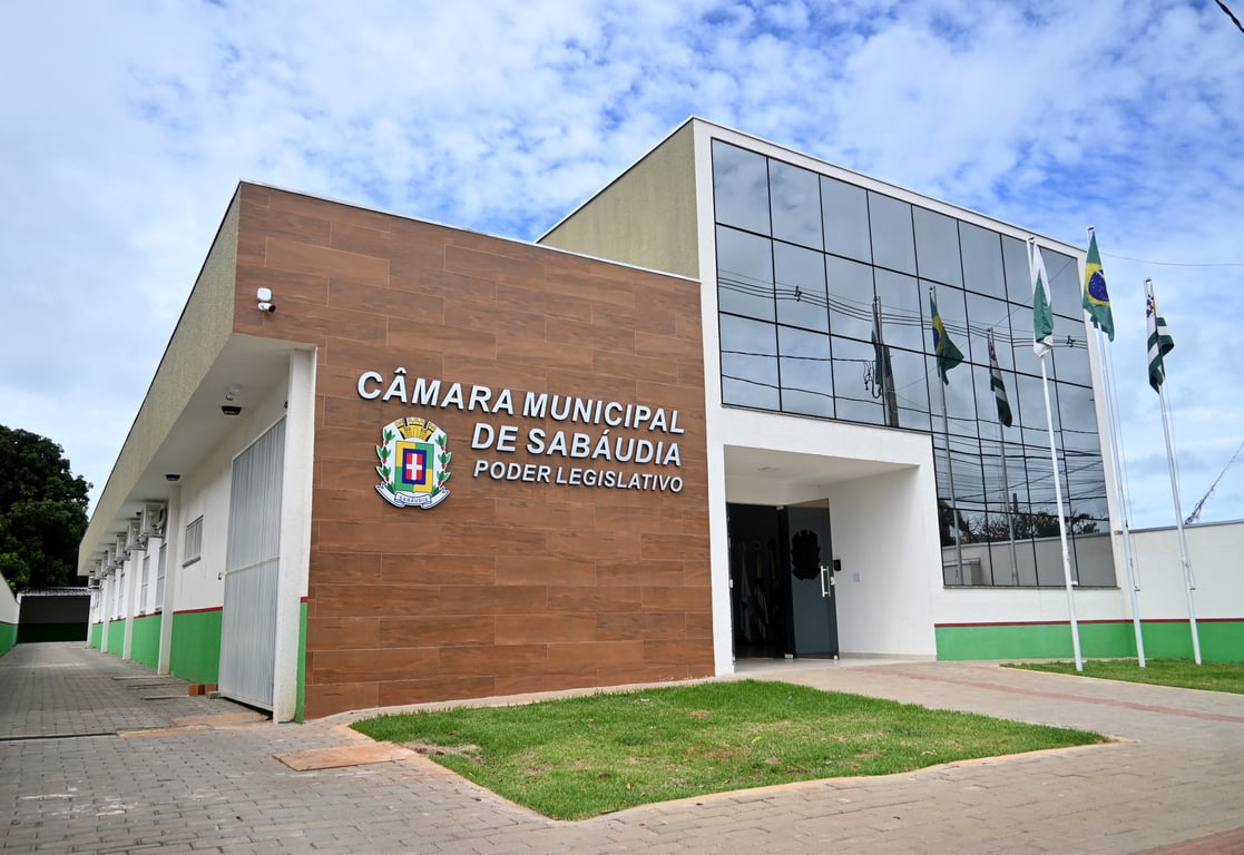 Fachada de prédio público municipal no Paraná, com bandeiras do Brasil e do Paraná hasteadas