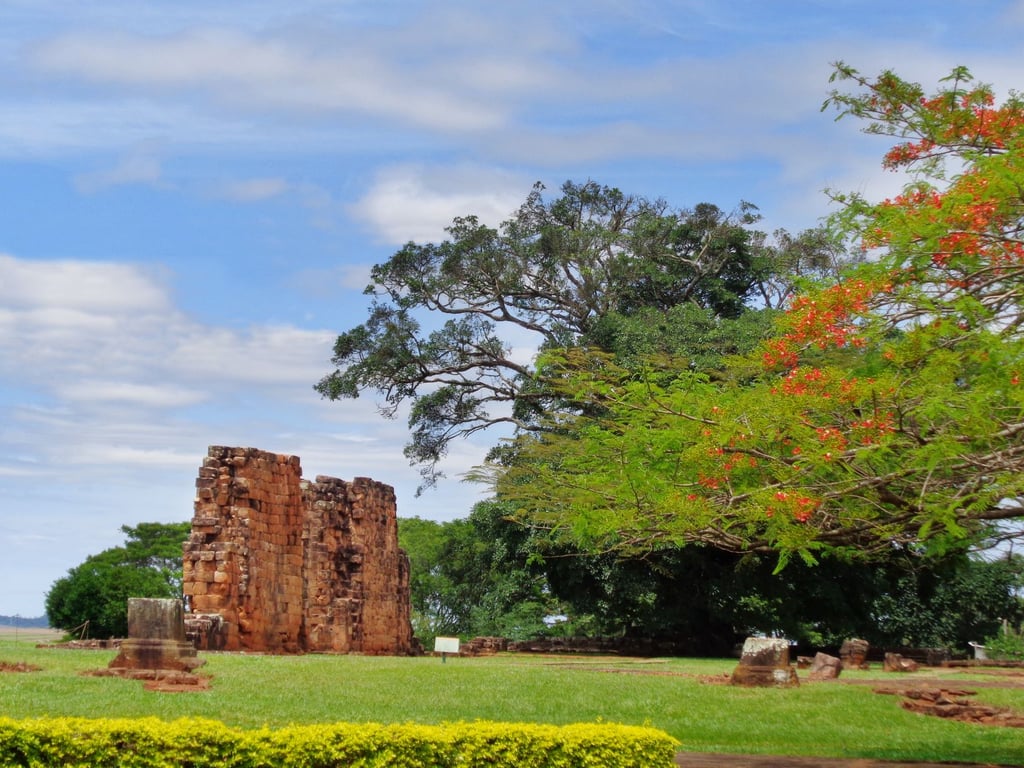 Paisagem da região noroeste do Rio Grande do Sul, associada ao território das Missões, com ruínas históricas em destaque