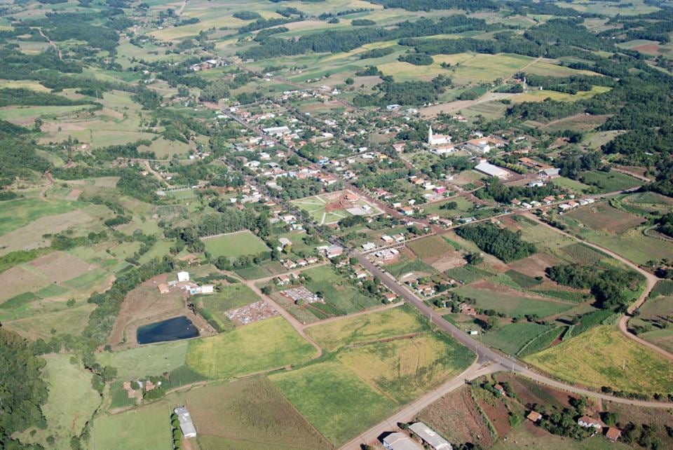 Vista aérea de São José do Inhacorá, RS, com área urbana cercada por vegetação do interior gaúcho