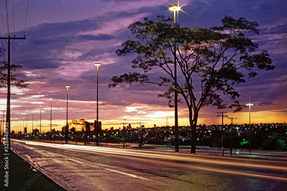 Avenida Afonso Pena ao entardecer, via principal de Campo Grande (MS)