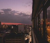 Horizonte urbano de Belo Horizonte ao entardecer, com prédios e montanhas ao fundo