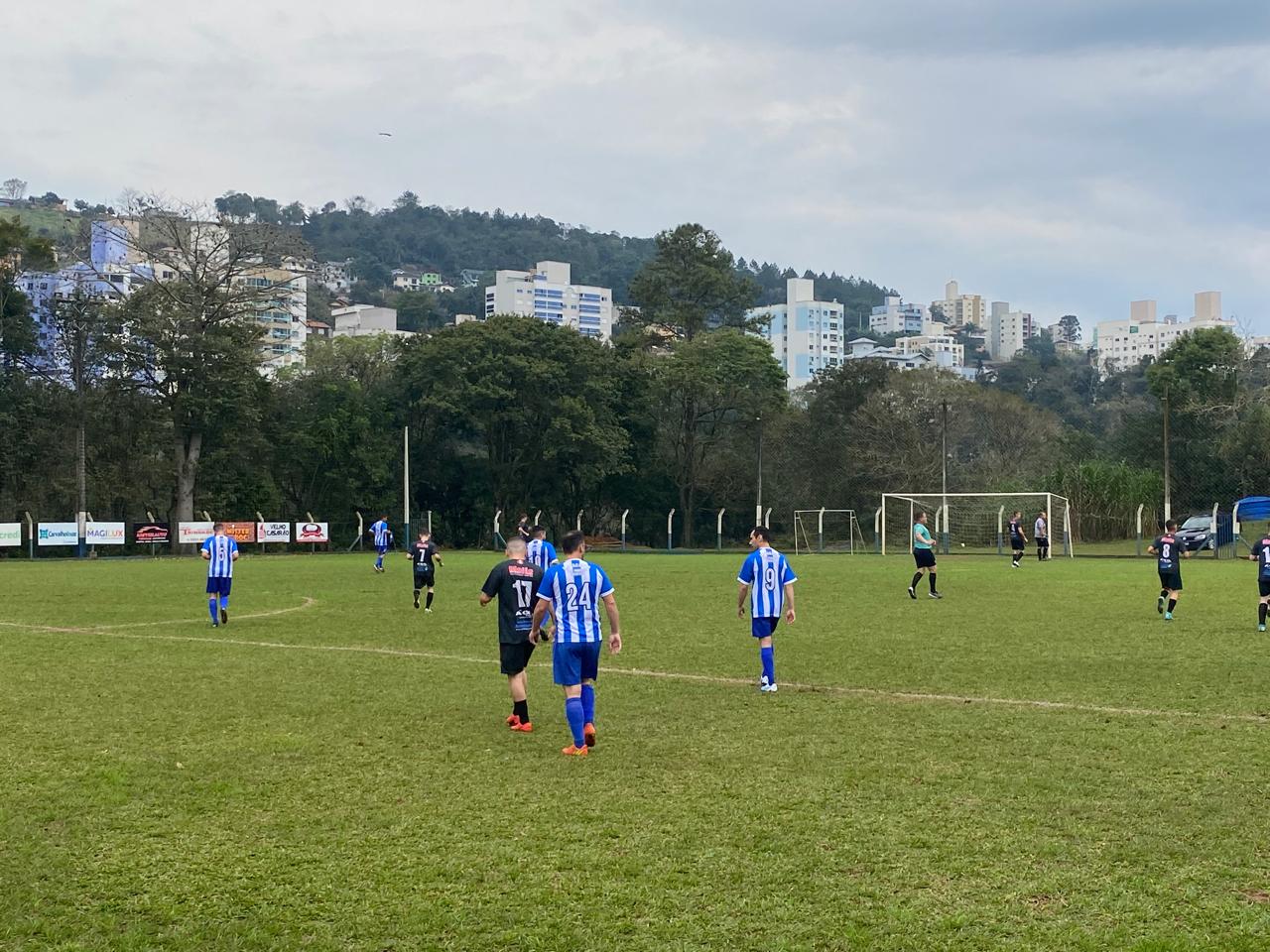 Fachada da Prefeitura de Piratuba, com bandeiras hasteadas em dia ensolarado