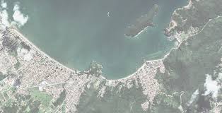 Vista aérea de Tijucas SC, com o Rio Tijucas e área urbana ao fundo