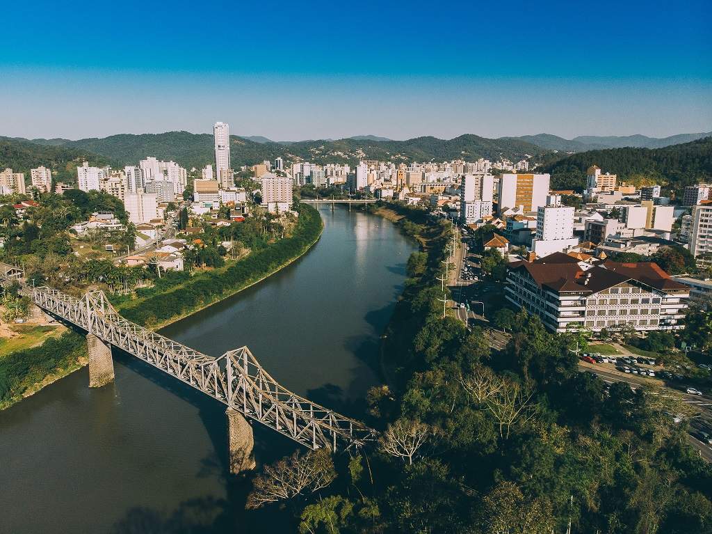 Vista urbana de Blumenau ao entardecer