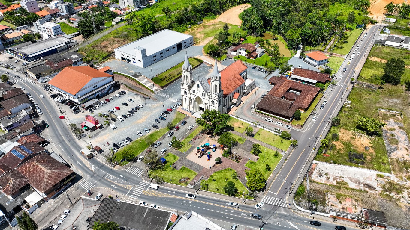 Vista aérea de Santa Inês MA, com área urbana, rua central e praça.