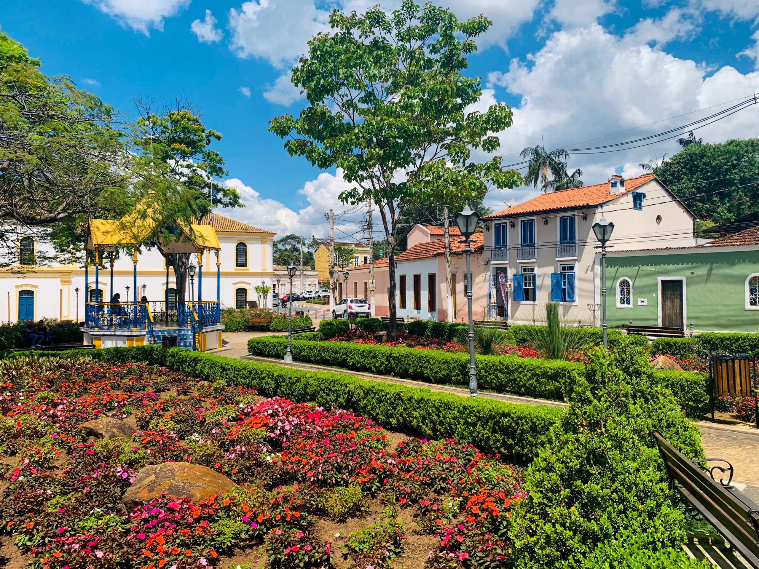 Centro histórico de Santana de Parnaíba com casario colonial e coreto, em dia de céu azul