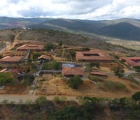 Vista do campus do IF Baiano em Santa Inês BA, com prédios e vegetação ao redor.