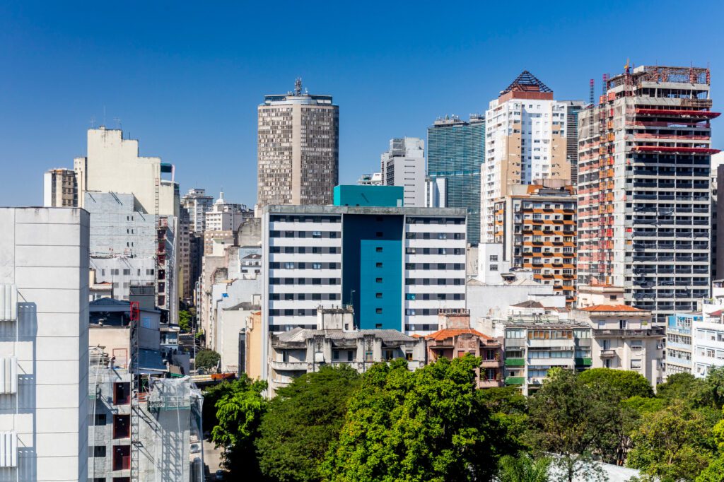 Vista urbana de Ribeirão Preto com edifícios e áreas verdes em dia ensolarado
