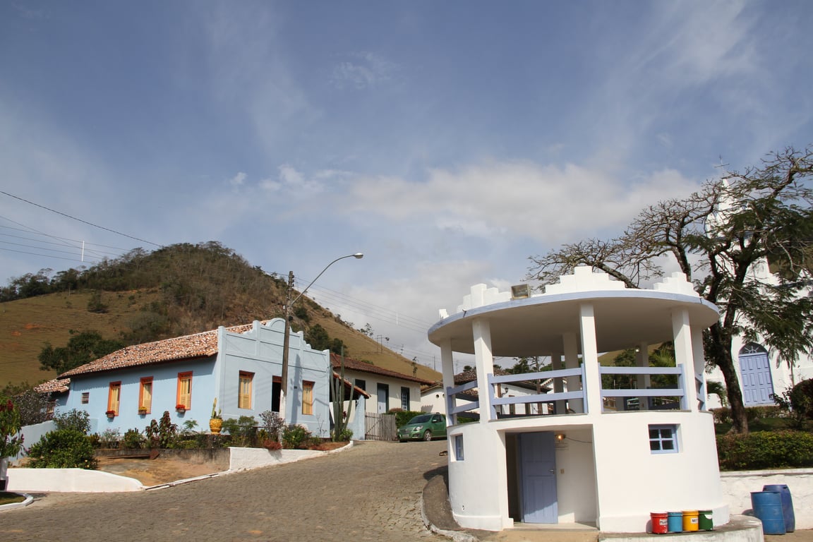 Centro urbano de cidade serrana capixaba, com casario e montanhas ao fundo