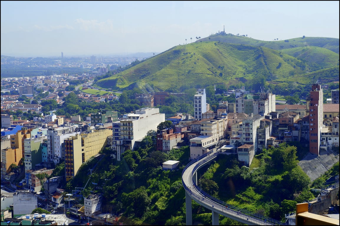 Vista aérea de Aparecida, com a Basílica Nacional ao fundo