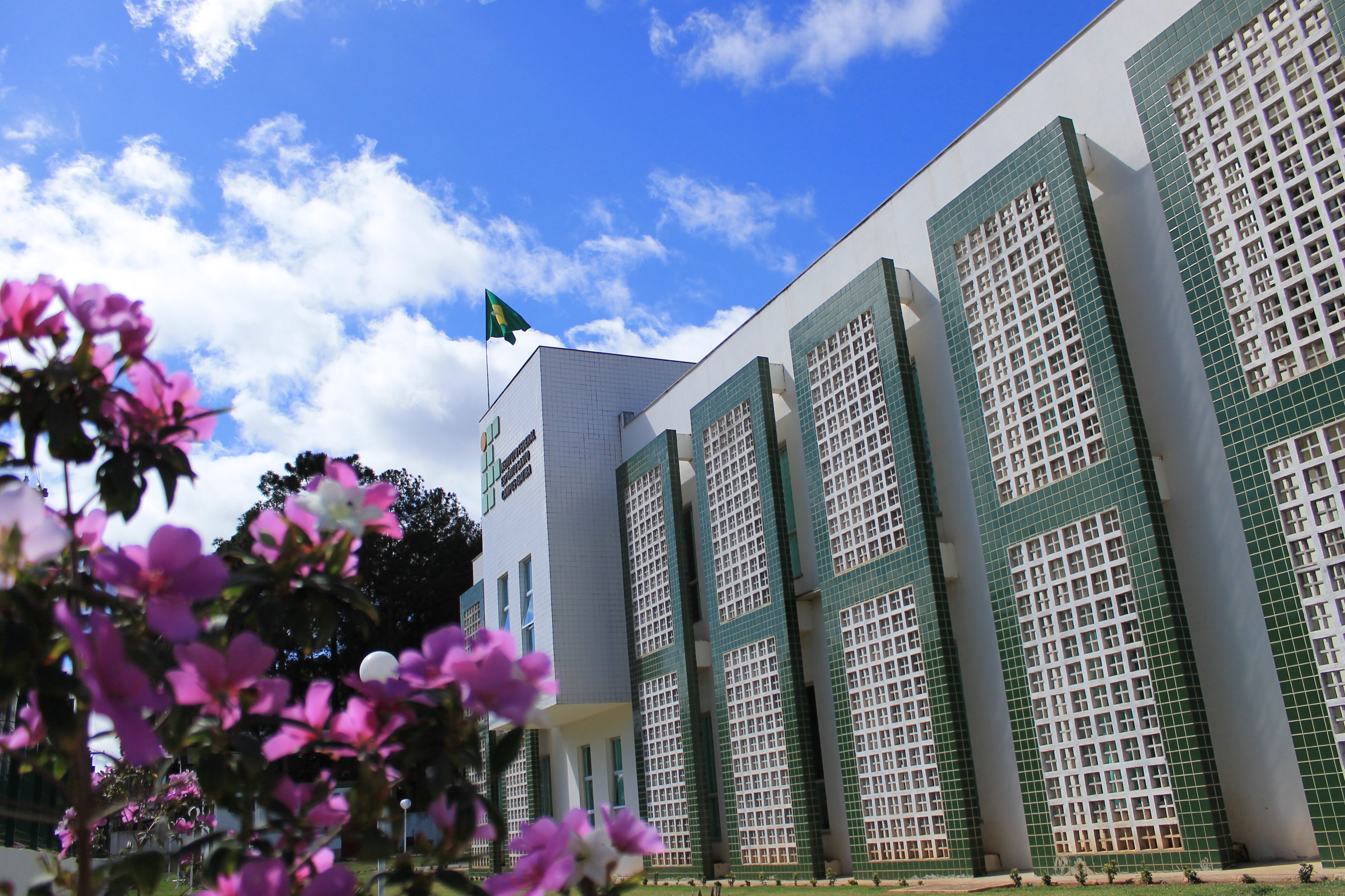 Fachada do IFES – Campus Ibatiba em dia ensolarado