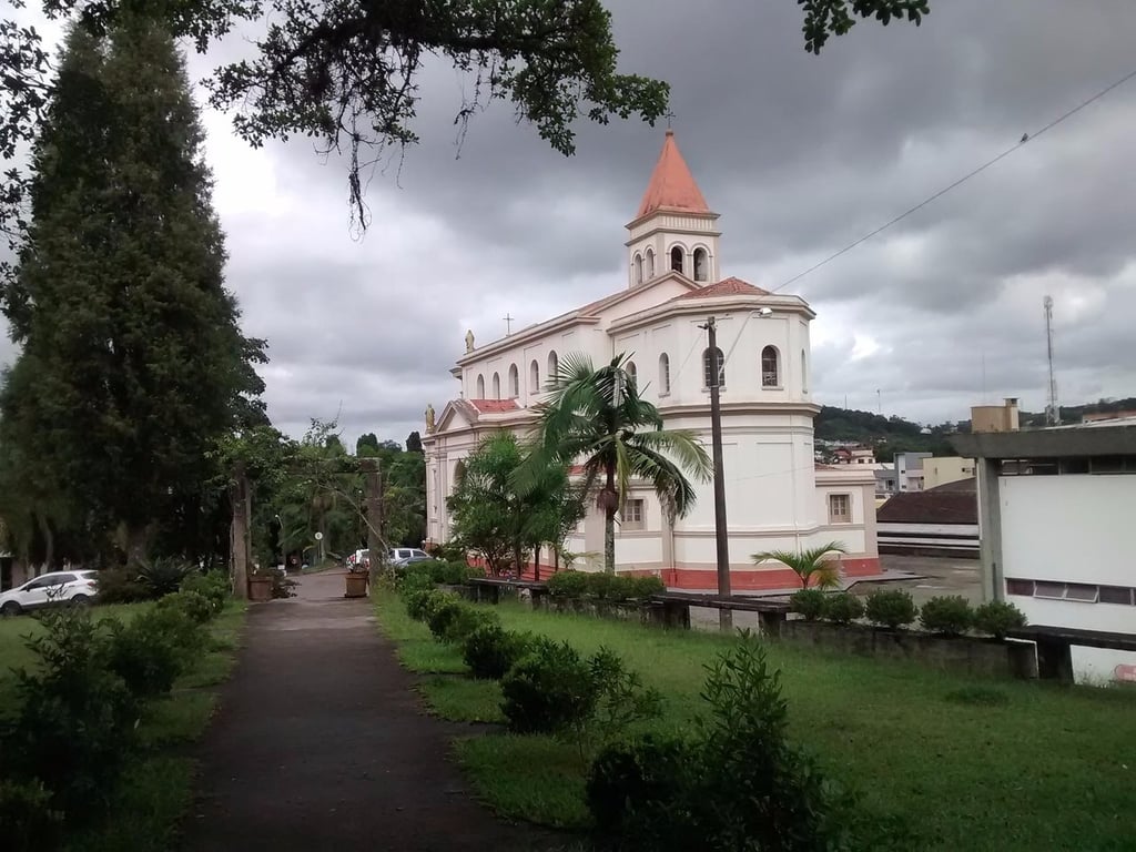 Centro de Urussanga (SC) com igreja e entorno arborizado