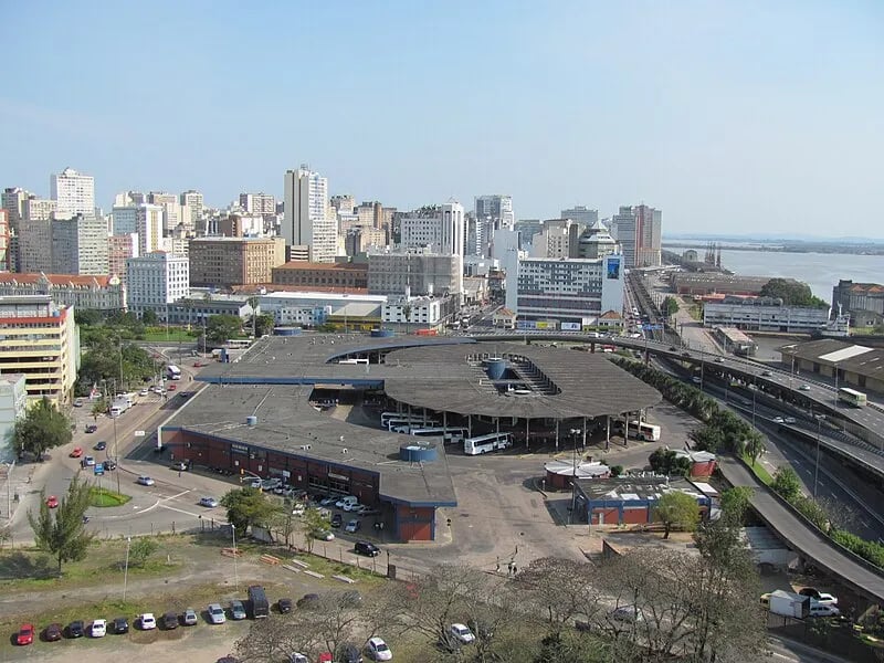Vista urbana de Novo Hamburgo RS, com estação de ônibus e prédios ao fundo