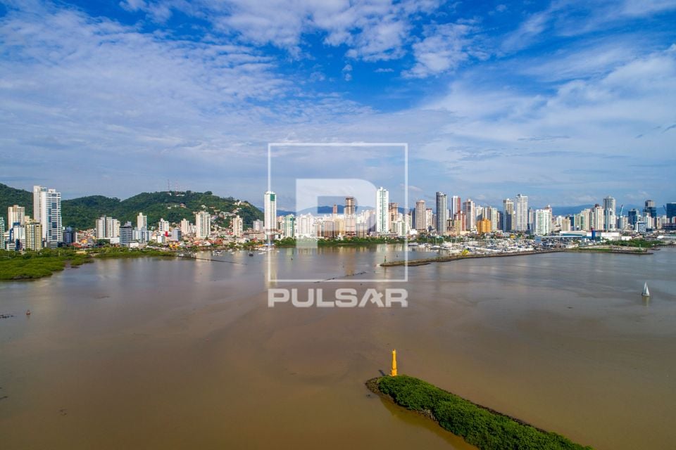 Vista aérea de Rio do Sul SC, com o Rio Itajaí-Açu e a Ponte Adolfo Konder ao fundo