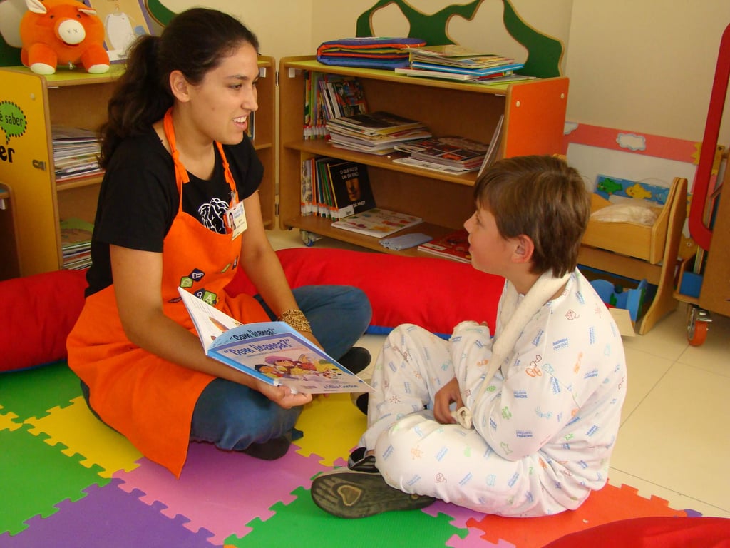 Interação pedagógica em ambiente hospitalar, com livros e materiais lúdicos