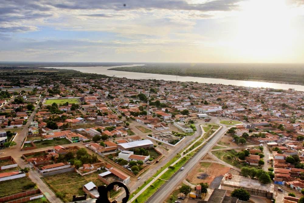 Vista panorâmica de Xique-Xique, Bahia, com o Rio São Francisco ao fundo