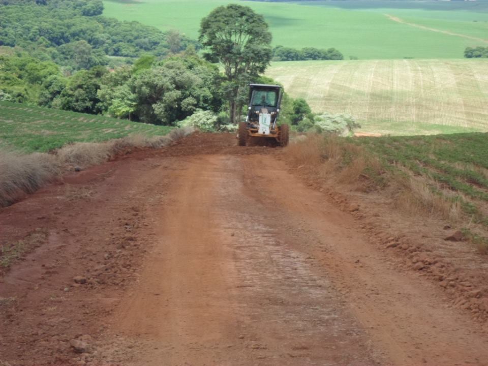 Motoniveladora atuando em estrada rural no interior do RS