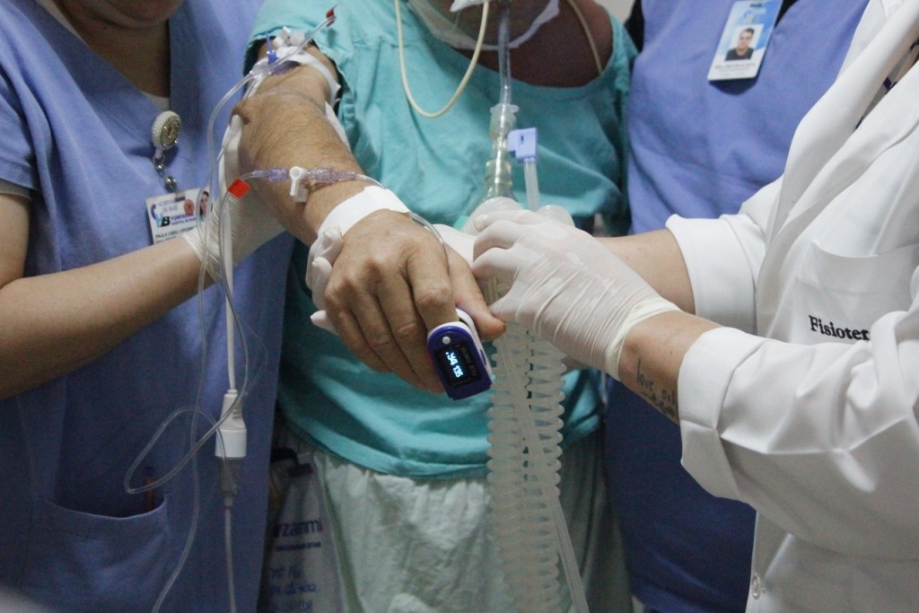 Profissionais de saúde trabalhando em equipe em corredor hospitalar