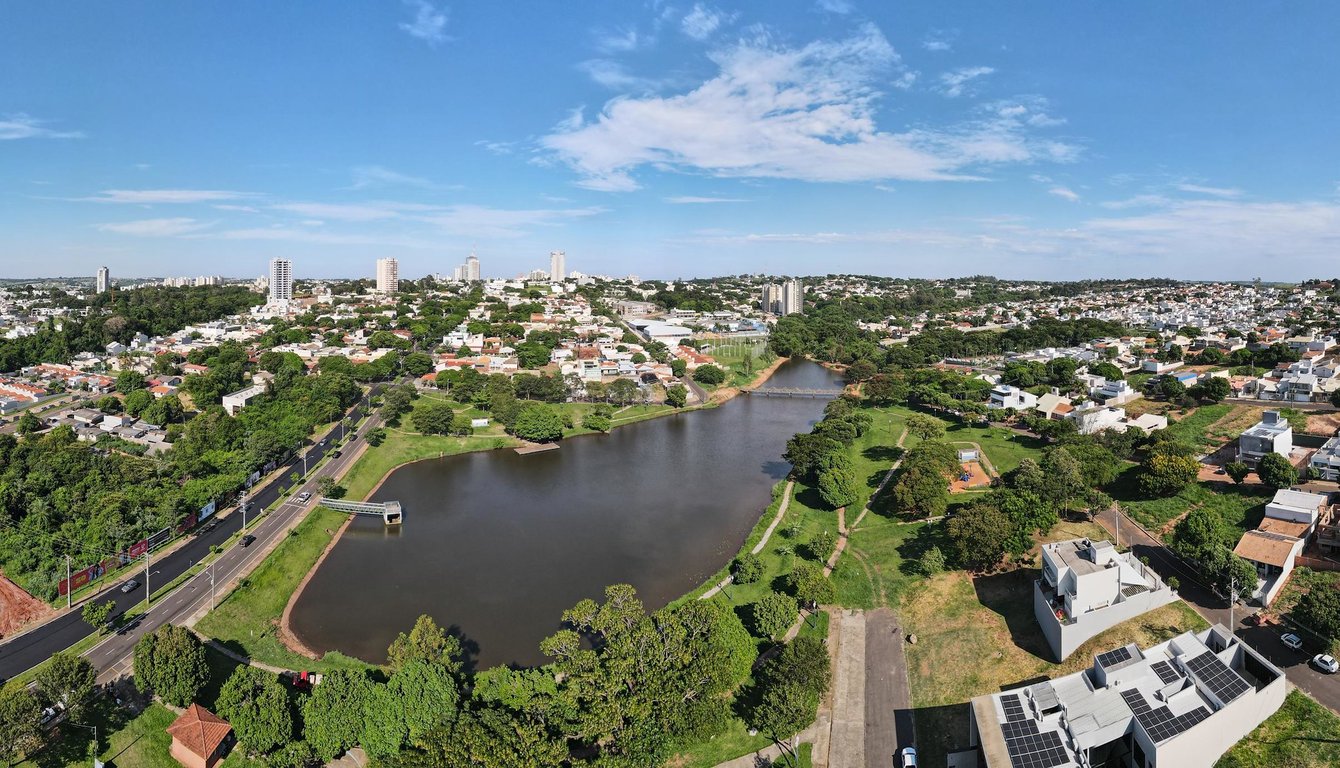 Vista aérea do centro de Umuarama, com áreas verdes e avenidas arborizadas