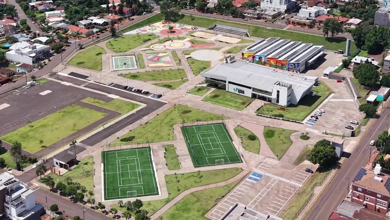 Vista aérea urbana com áreas verdes no Oeste do Paraná