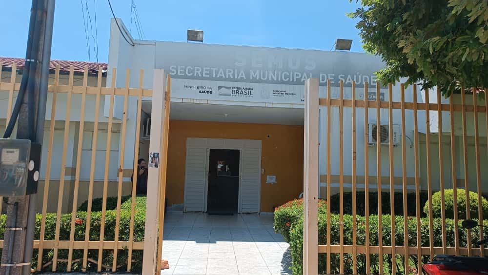 Entrada de unidade de saúde municipal, representando serviços públicos