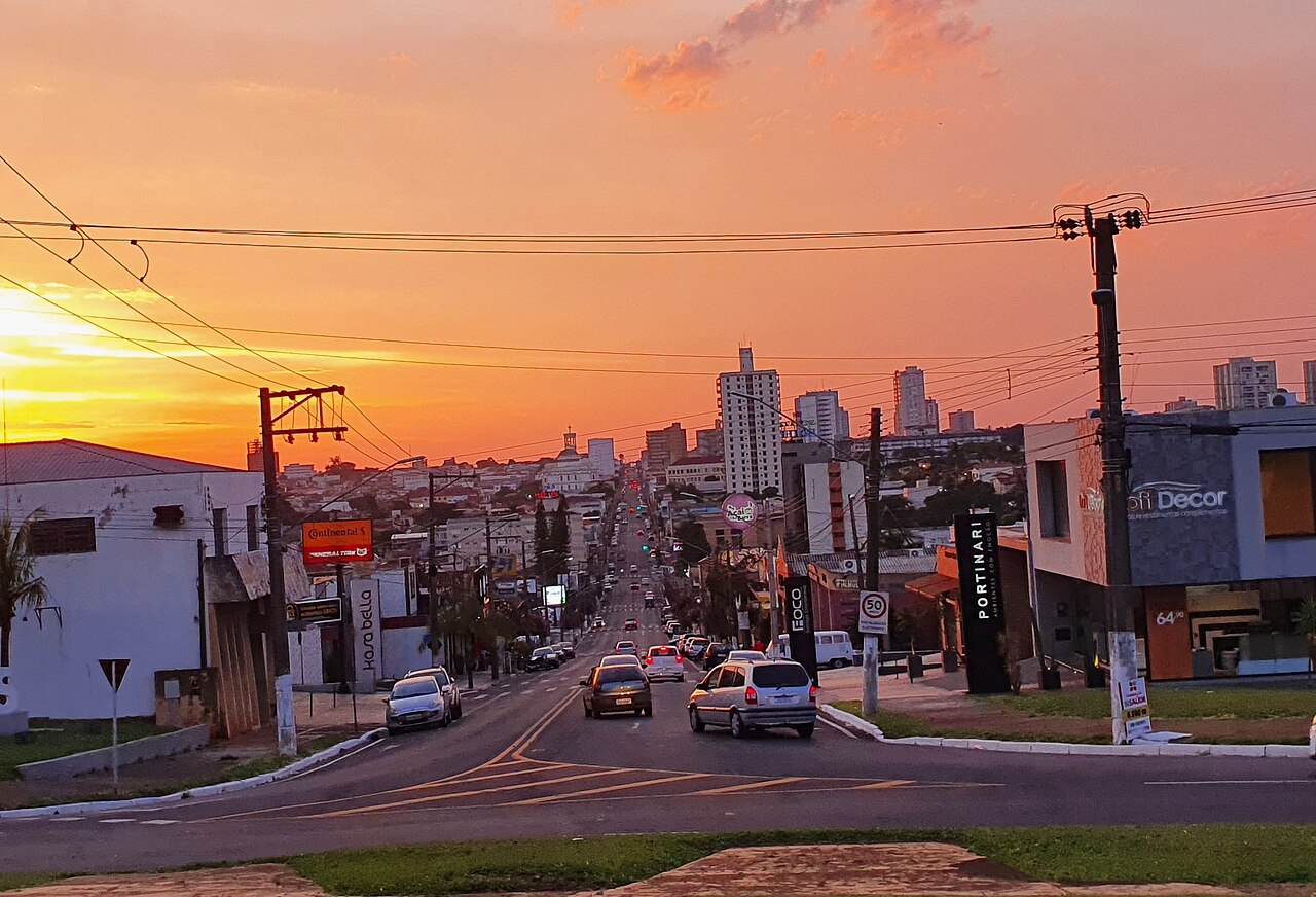 Vista urbana de Assis SP ao entardecer